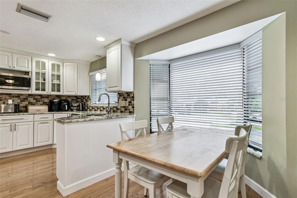 Activo con contrato: $624,916 (4 camas, 2 baños, 2336 Pies cuadrados)