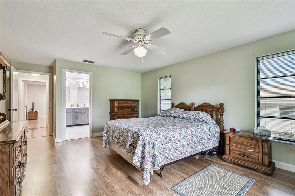 Activo con contrato: $624,916 (4 camas, 2 baños, 2336 Pies cuadrados)