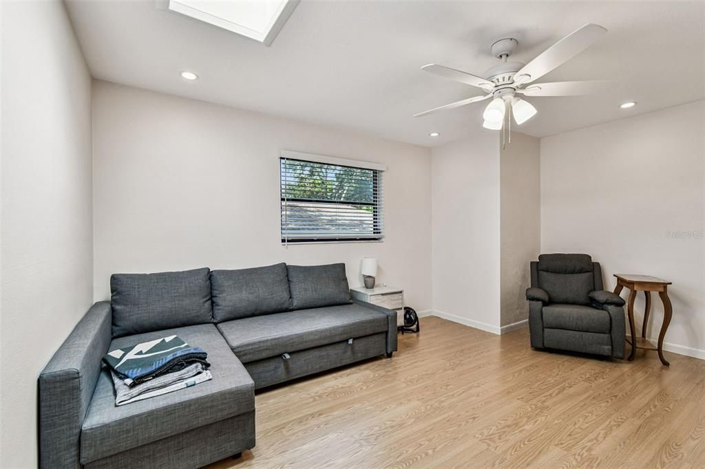 Activo con contrato: $624,916 (4 camas, 2 baños, 2336 Pies cuadrados)