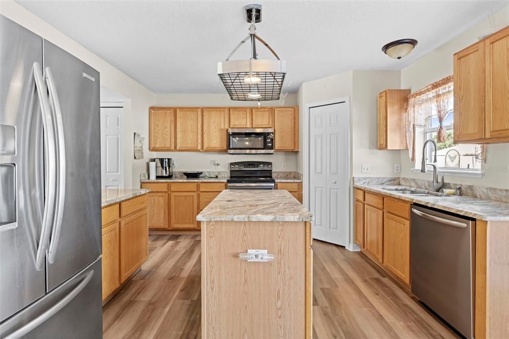 For Sale: $450,000 (7 beds, 2 baths, 3096 Square Feet)