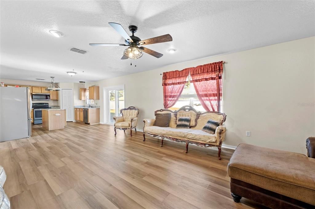 For Sale: $450,000 (7 beds, 2 baths, 3096 Square Feet)