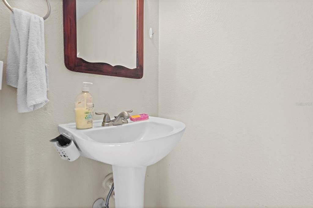 For Sale: $450,000 (7 beds, 2 baths, 3096 Square Feet)