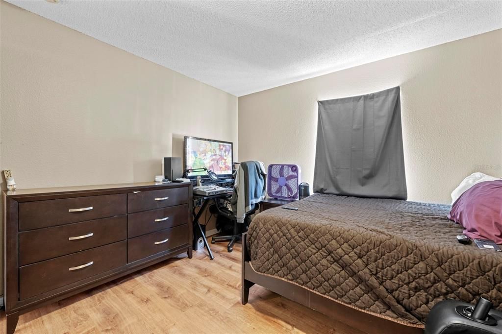 For Sale: $450,000 (7 beds, 2 baths, 3096 Square Feet)