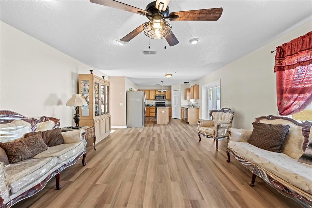 For Sale: $450,000 (7 beds, 2 baths, 3096 Square Feet)