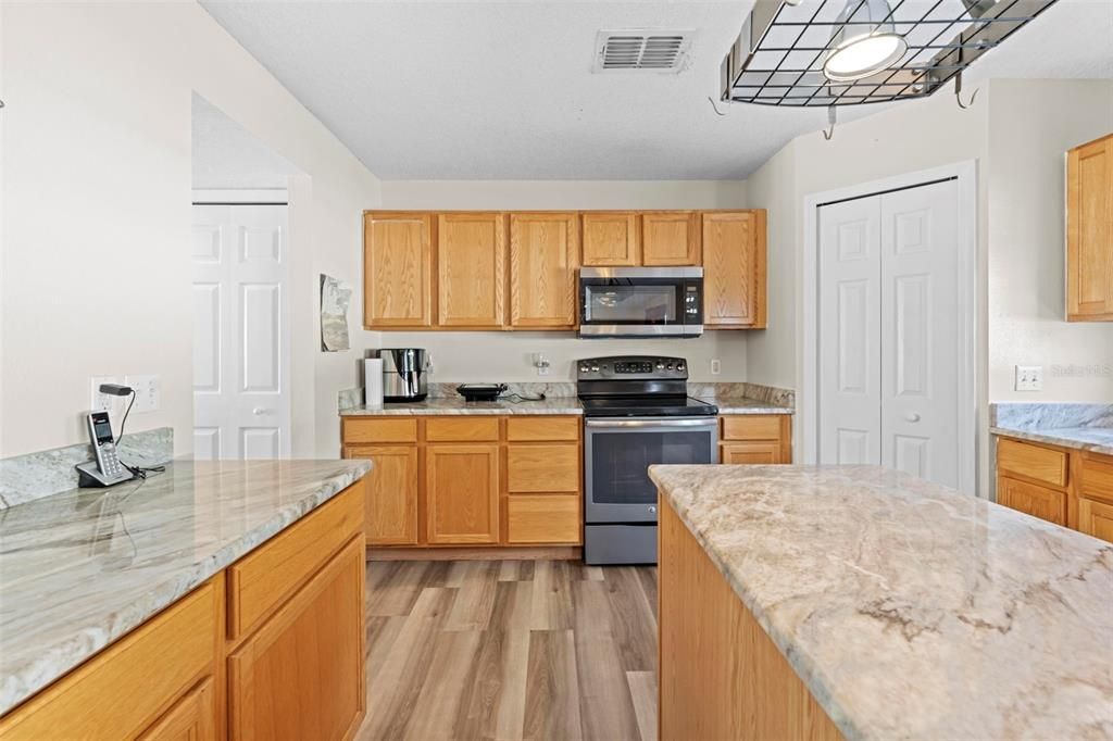 For Sale: $450,000 (7 beds, 2 baths, 3096 Square Feet)