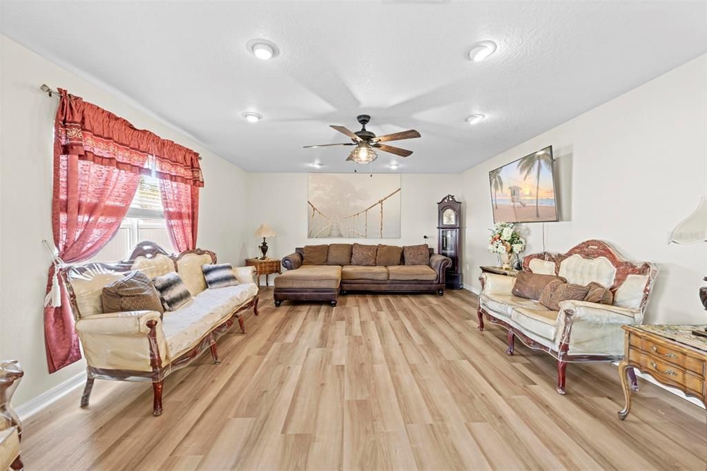 For Sale: $450,000 (7 beds, 2 baths, 3096 Square Feet)