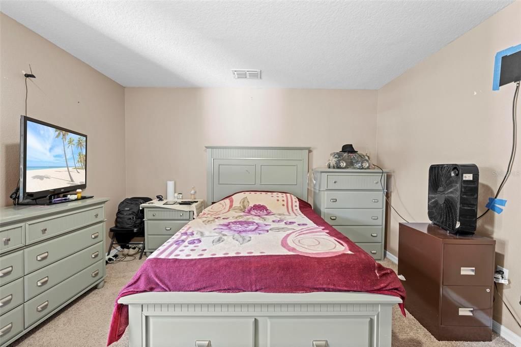 For Sale: $450,000 (7 beds, 2 baths, 3096 Square Feet)