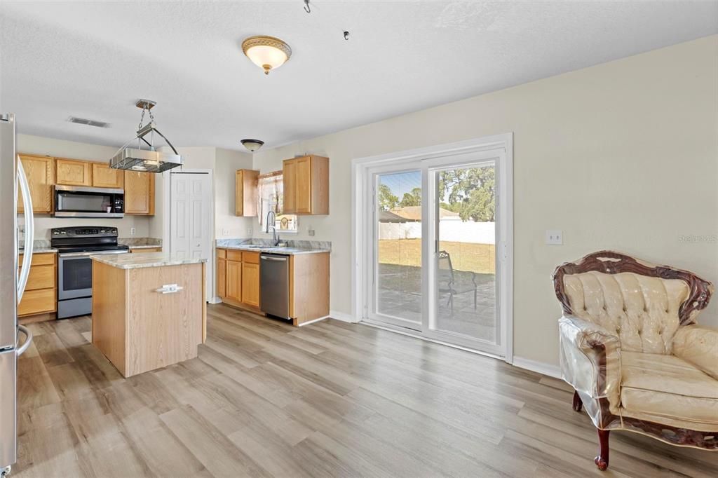 For Sale: $450,000 (7 beds, 2 baths, 3096 Square Feet)