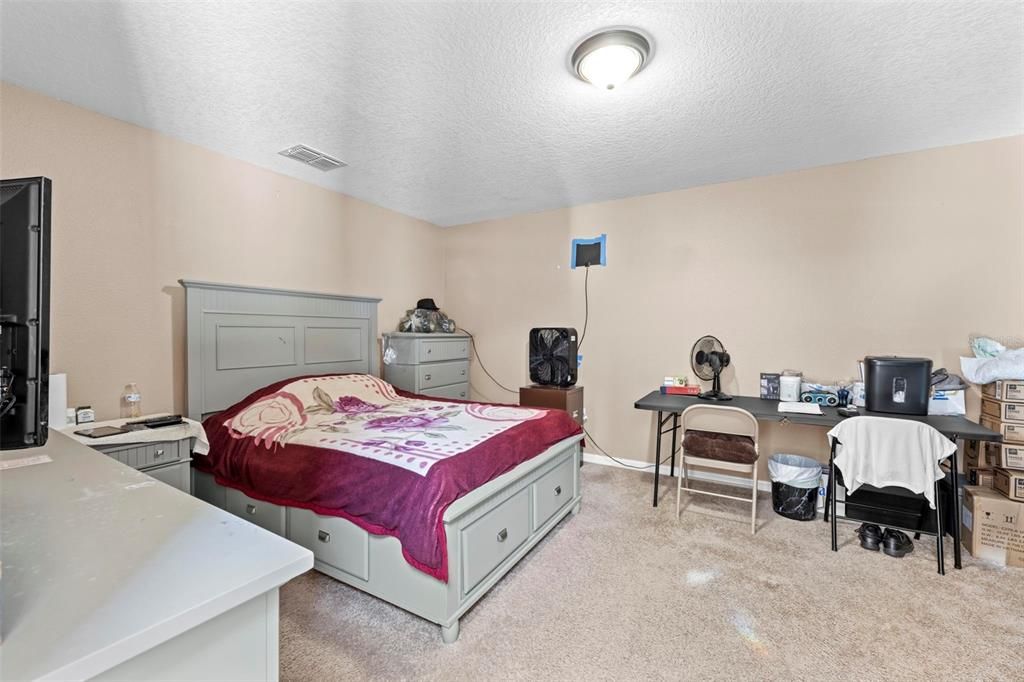 For Sale: $450,000 (7 beds, 2 baths, 3096 Square Feet)