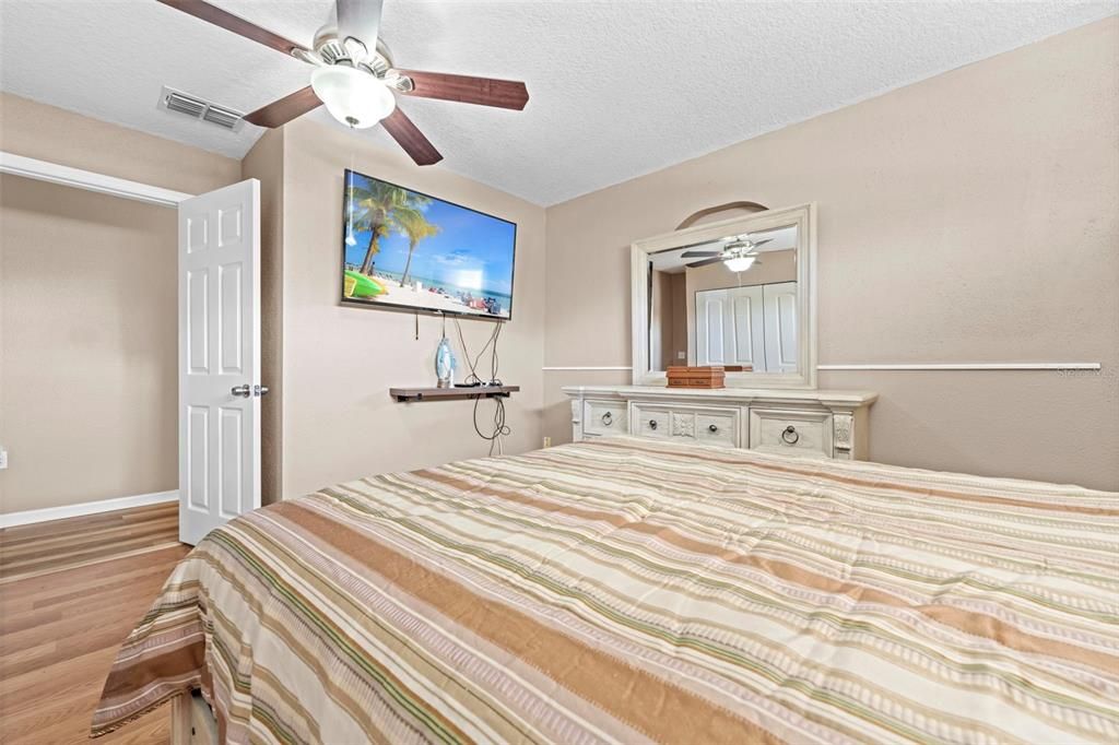 For Sale: $450,000 (7 beds, 2 baths, 3096 Square Feet)