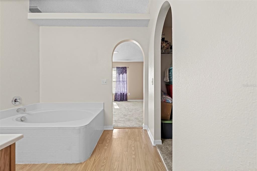 For Sale: $450,000 (7 beds, 2 baths, 3096 Square Feet)