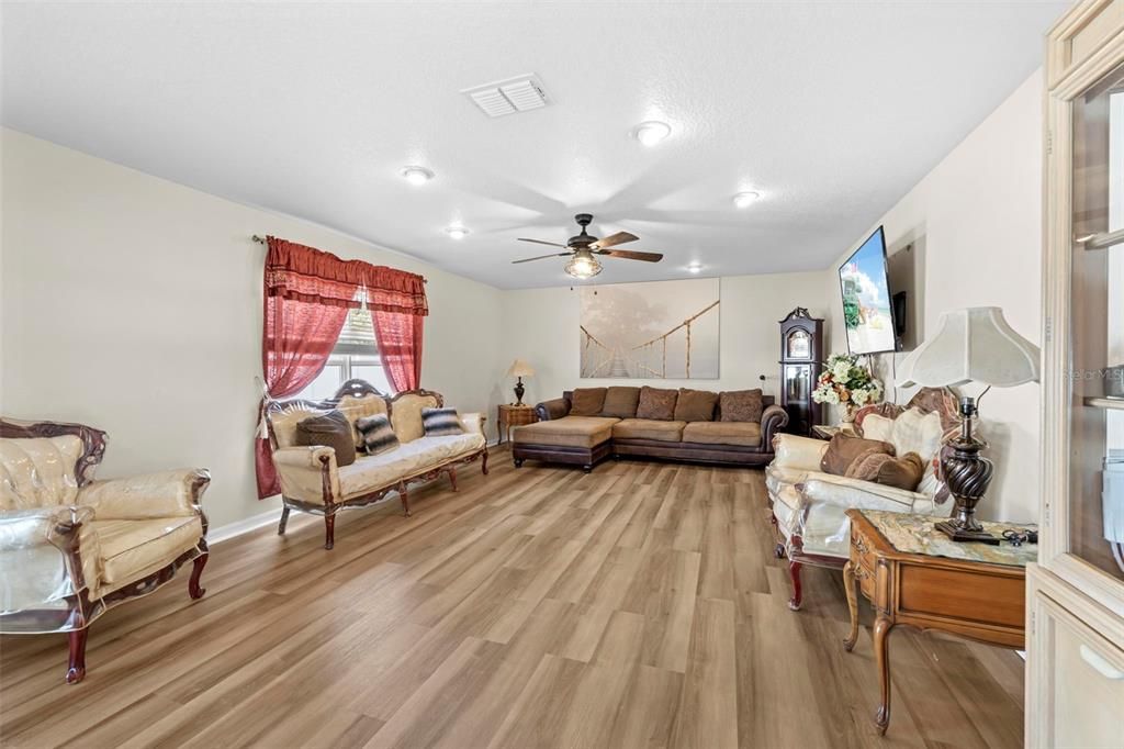 For Sale: $450,000 (7 beds, 2 baths, 3096 Square Feet)