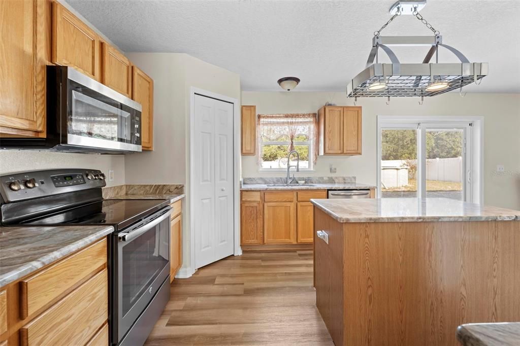 For Sale: $450,000 (7 beds, 2 baths, 3096 Square Feet)