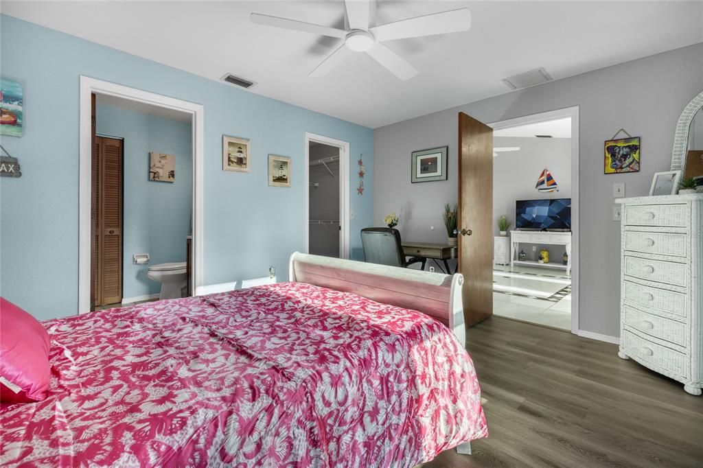 Active With Contract: $277,000 (3 beds, 2 baths, 1234 Square Feet)