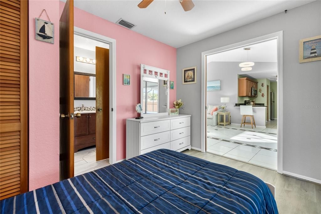 Active With Contract: $277,000 (3 beds, 2 baths, 1234 Square Feet)