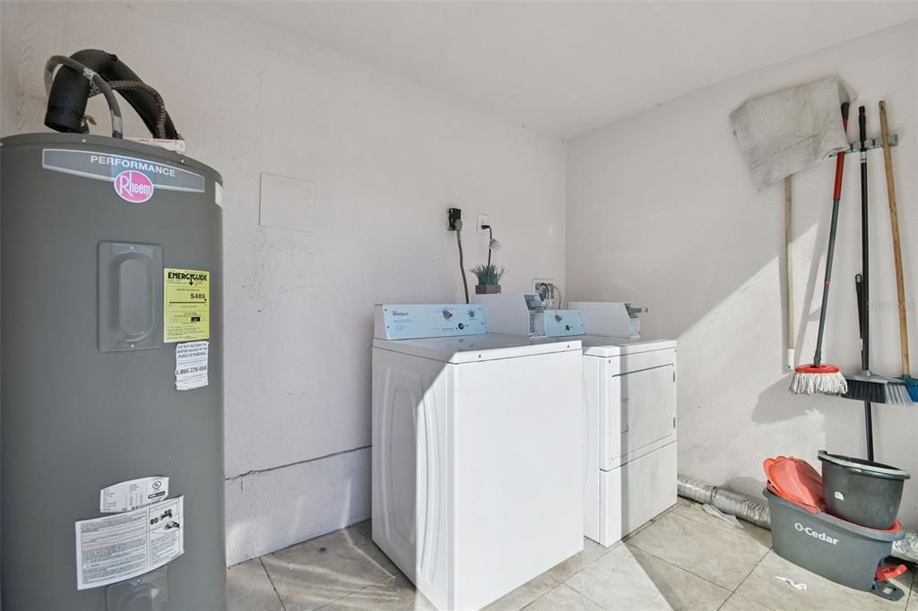 待售: $800,000 (6 贝兹, 5 浴室, 3052 平方英尺)