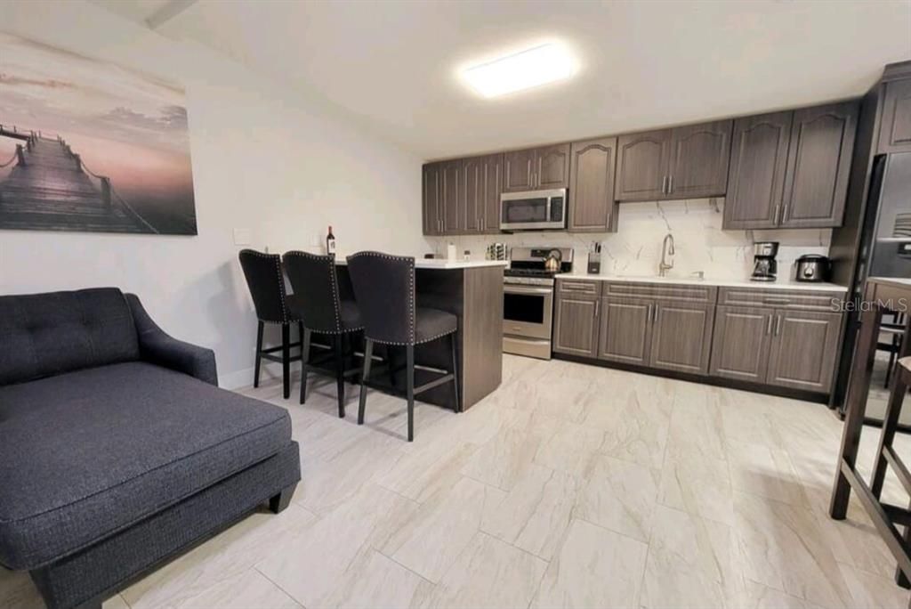 待售: $800,000 (6 贝兹, 5 浴室, 3052 平方英尺)