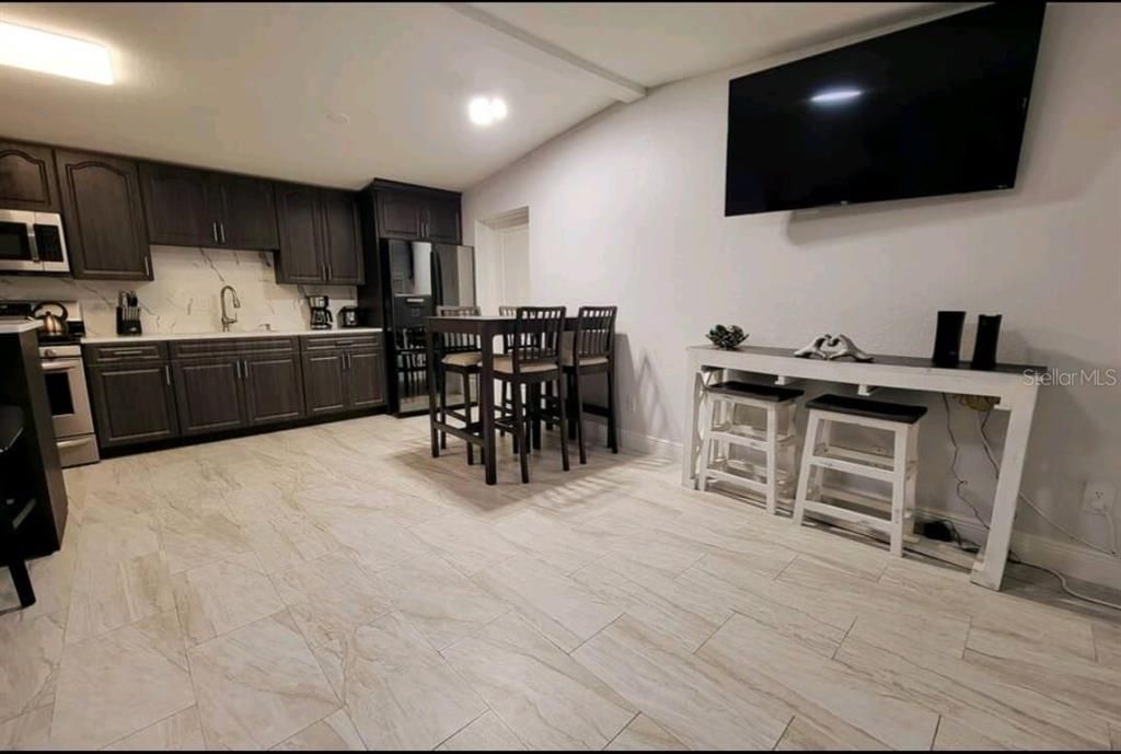 待售: $800,000 (6 贝兹, 5 浴室, 3052 平方英尺)