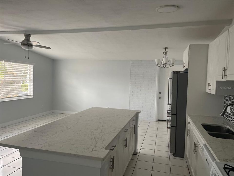 待售: $800,000 (6 贝兹, 5 浴室, 3052 平方英尺)