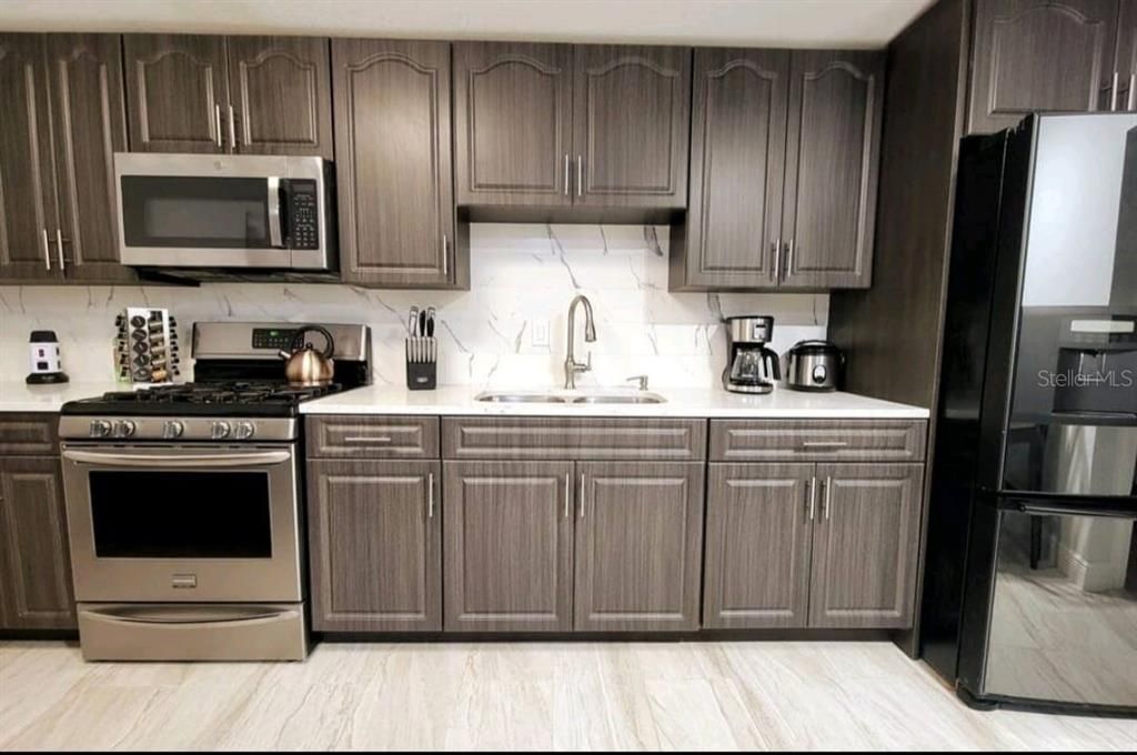 待售: $800,000 (6 贝兹, 5 浴室, 3052 平方英尺)