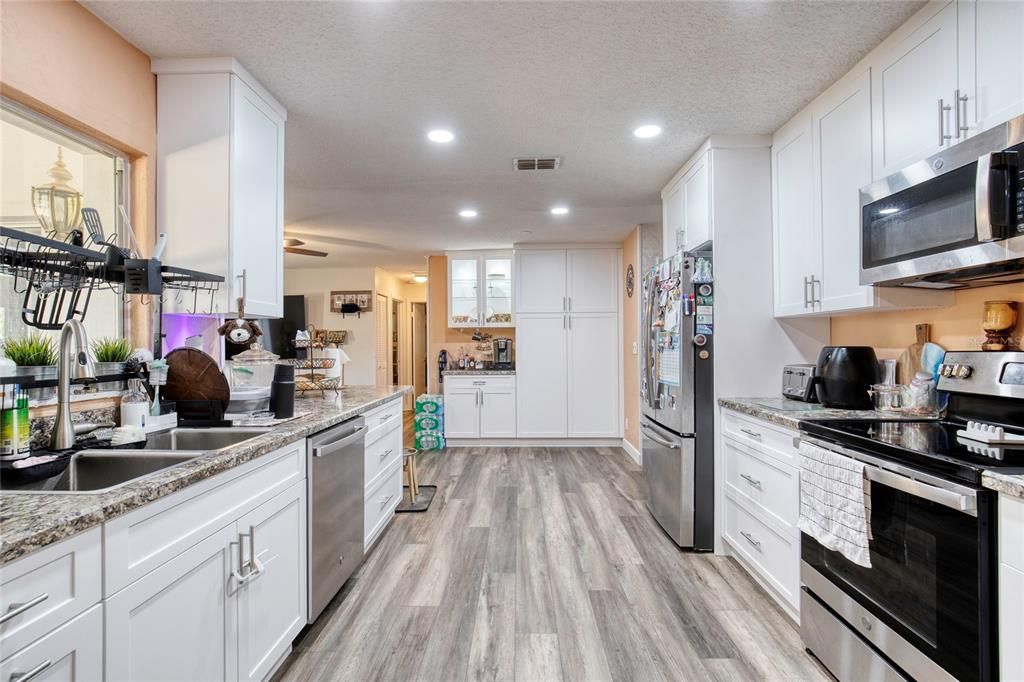 For Sale: $339,500 (3 beds, 2 baths, 1703 Square Feet)