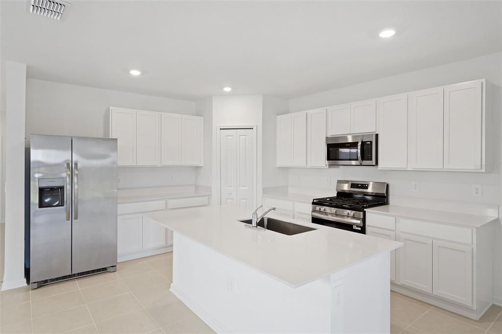 For Rent: $2,500 (6 beds, 3 baths, 2463 Square Feet)