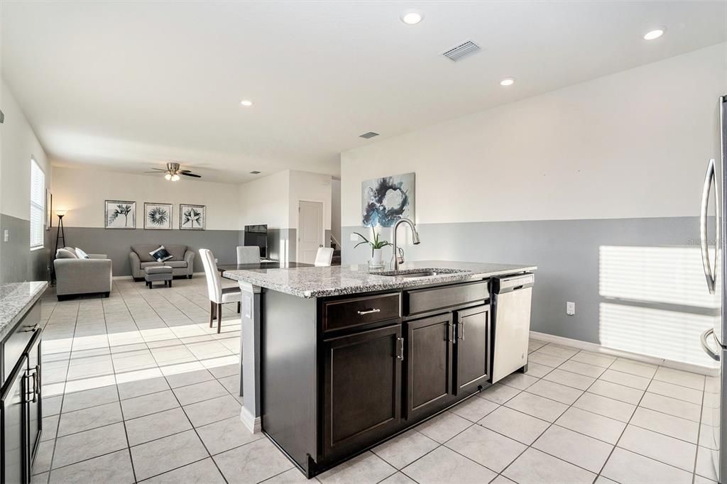 На продажу: $369,999 (5 спален, 3 ванн, 2566 Квадратных фут)