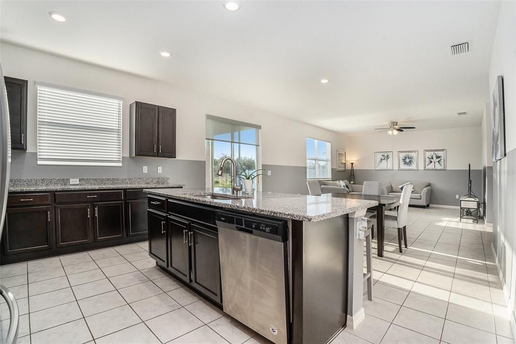 На продажу: $369,999 (5 спален, 3 ванн, 2566 Квадратных фут)