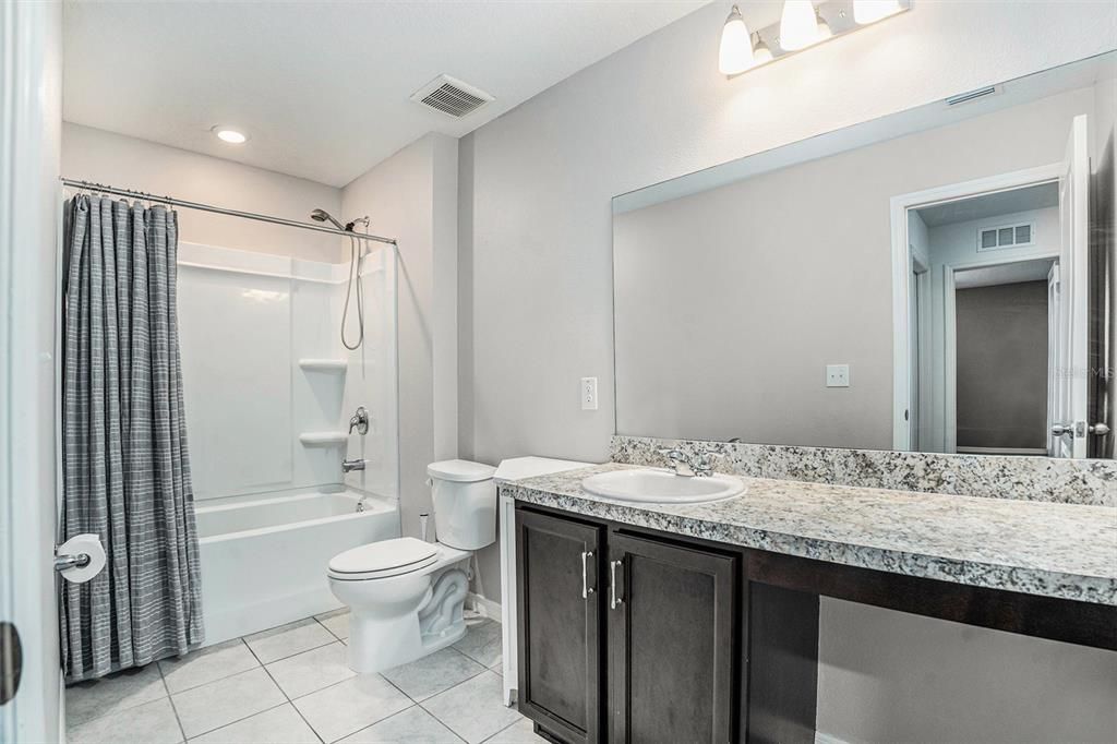 На продажу: $369,999 (5 спален, 3 ванн, 2566 Квадратных фут)