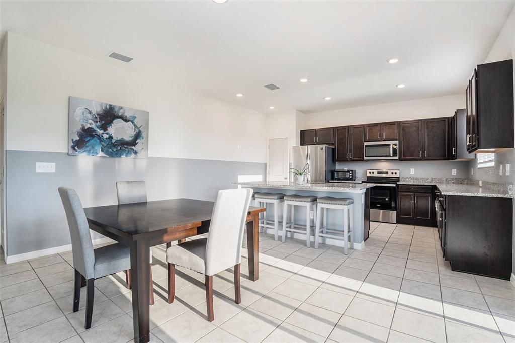 На продажу: $369,999 (5 спален, 3 ванн, 2566 Квадратных фут)