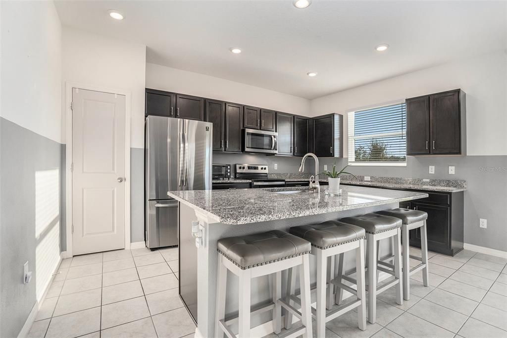 На продажу: $369,999 (5 спален, 3 ванн, 2566 Квадратных фут)