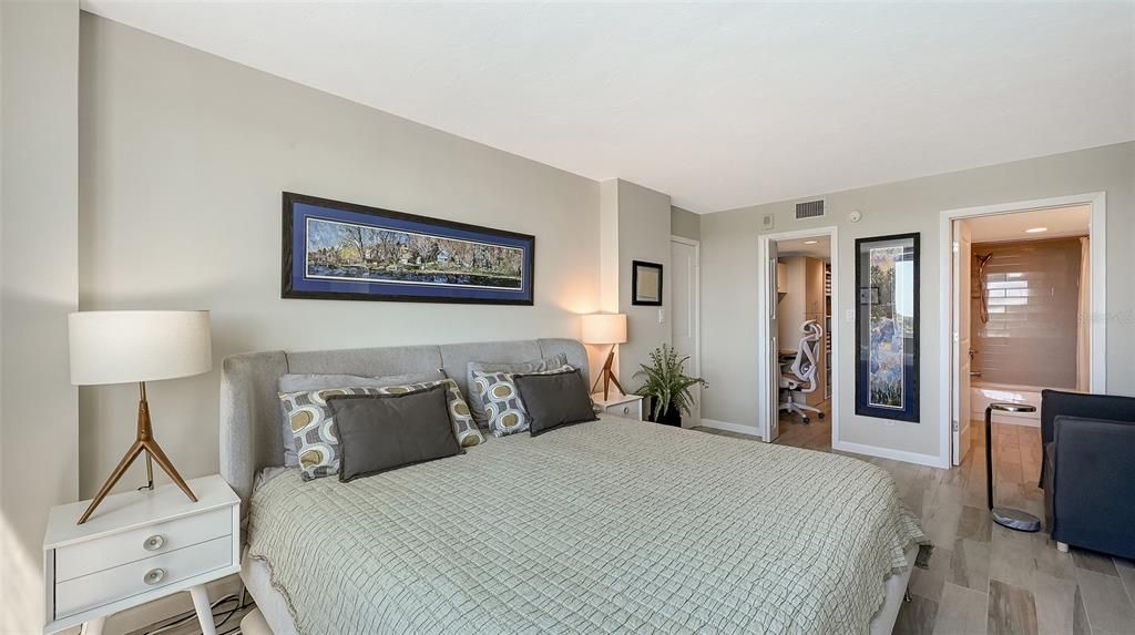 For Sale: $555,000 (1 beds, 2 baths, 965 Square Feet)