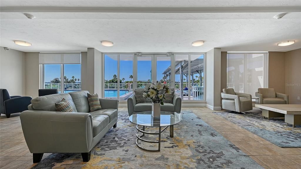 For Sale: $555,000 (1 beds, 2 baths, 965 Square Feet)