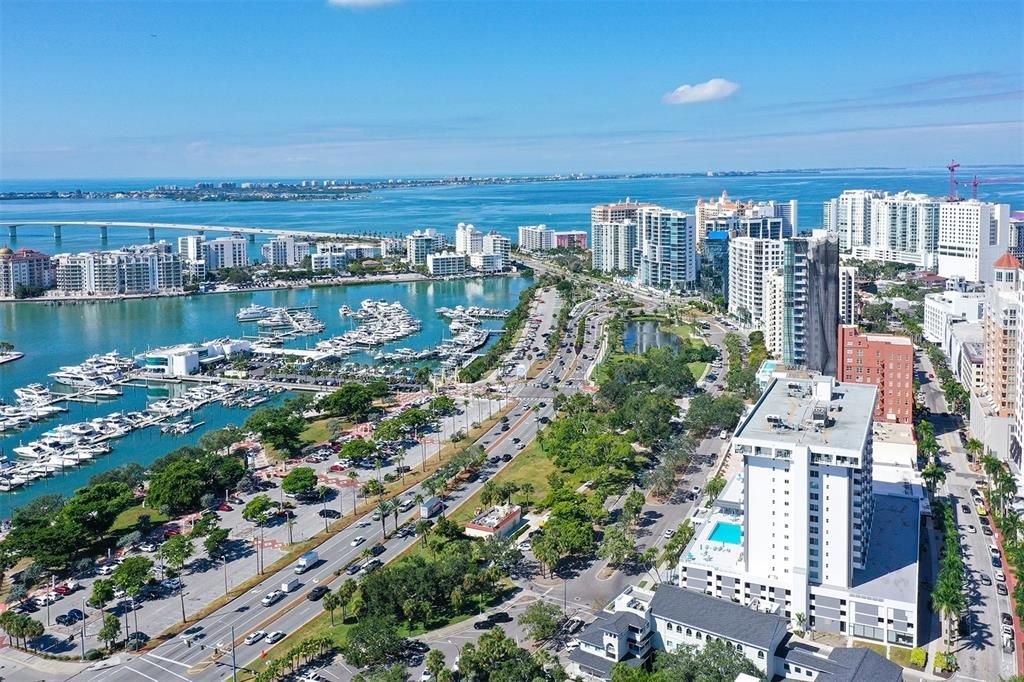 For Sale: $555,000 (1 beds, 2 baths, 965 Square Feet)