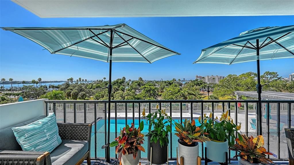 For Sale: $555,000 (1 beds, 2 baths, 965 Square Feet)