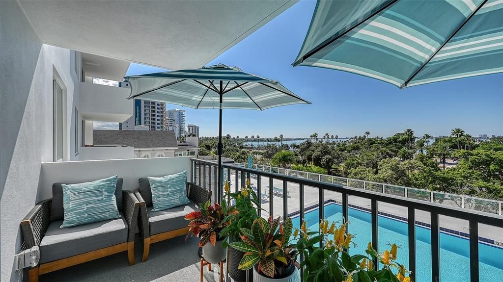 For Sale: $555,000 (1 beds, 2 baths, 965 Square Feet)