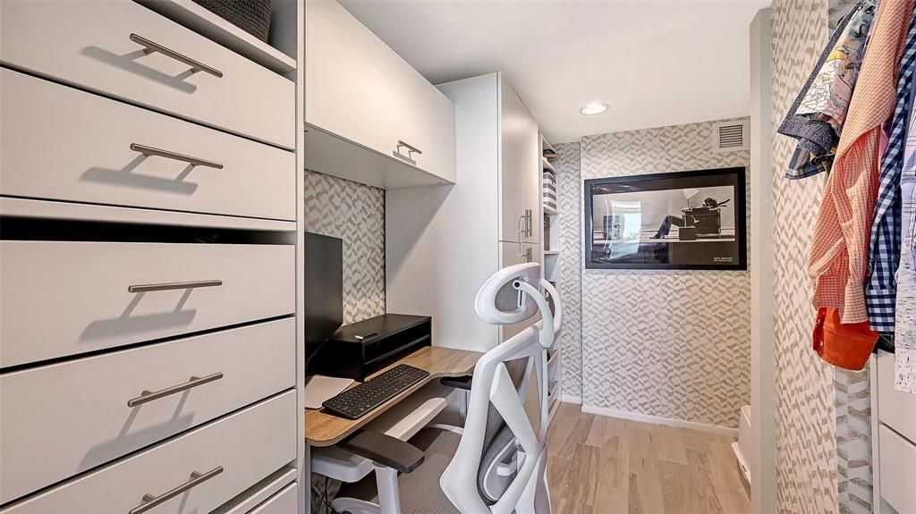 For Sale: $555,000 (1 beds, 2 baths, 965 Square Feet)