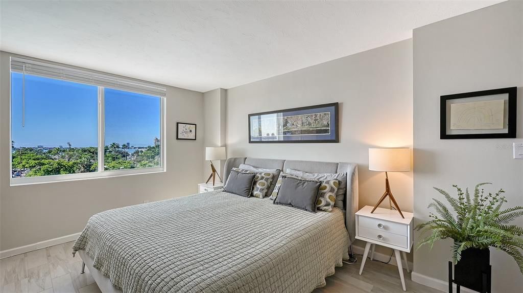 For Sale: $555,000 (1 beds, 2 baths, 965 Square Feet)
