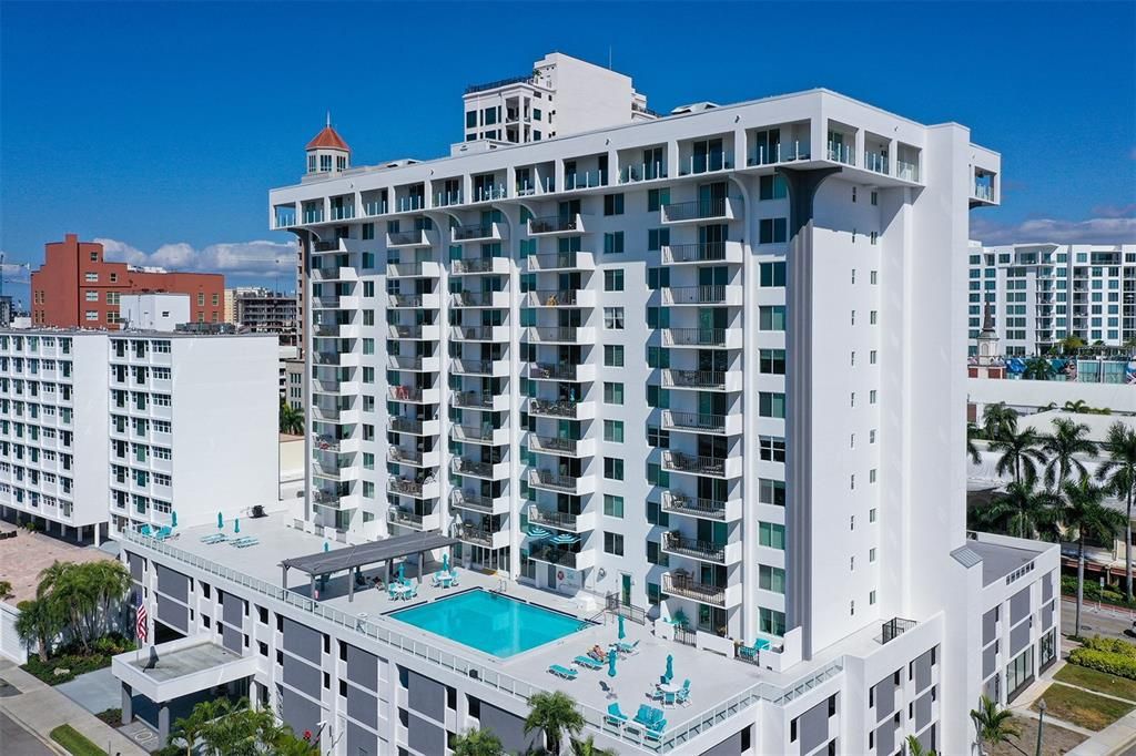 For Sale: $555,000 (1 beds, 2 baths, 965 Square Feet)