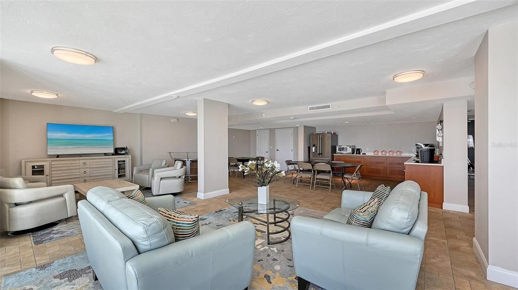 For Sale: $555,000 (1 beds, 2 baths, 965 Square Feet)