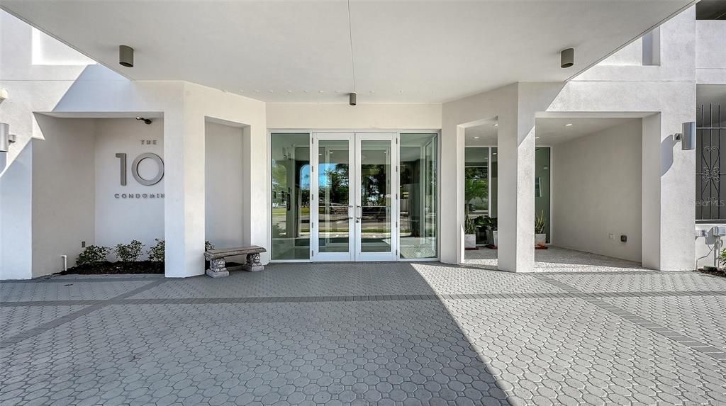 For Sale: $555,000 (1 beds, 2 baths, 965 Square Feet)