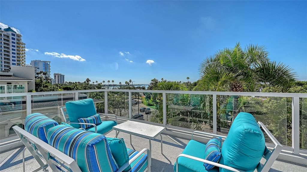 For Sale: $555,000 (1 beds, 2 baths, 965 Square Feet)