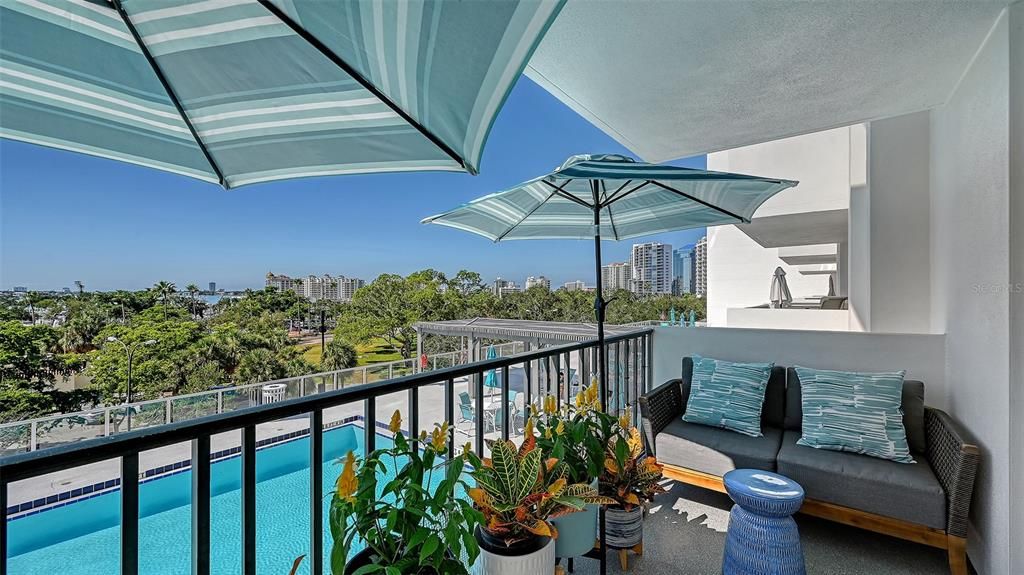 For Sale: $555,000 (1 beds, 2 baths, 965 Square Feet)