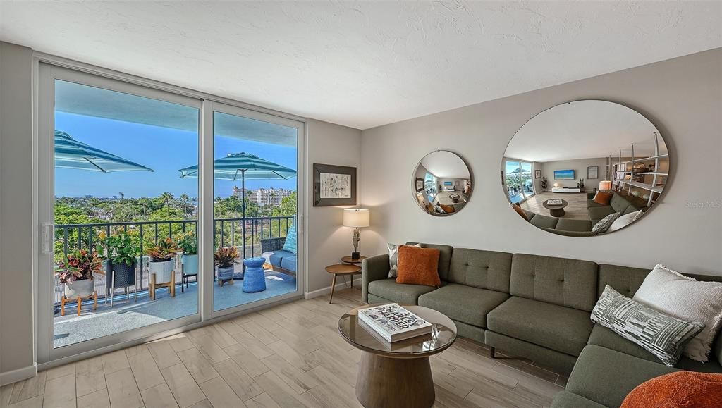 For Sale: $555,000 (1 beds, 2 baths, 965 Square Feet)