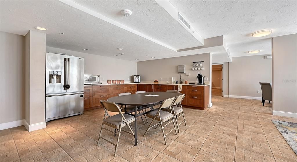 For Sale: $555,000 (1 beds, 2 baths, 965 Square Feet)