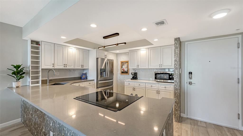 For Sale: $555,000 (1 beds, 2 baths, 965 Square Feet)