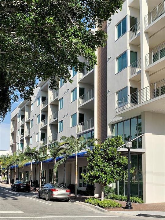 For Sale: $1,049,000 (2 beds, 2 baths, 1159 Square Feet)