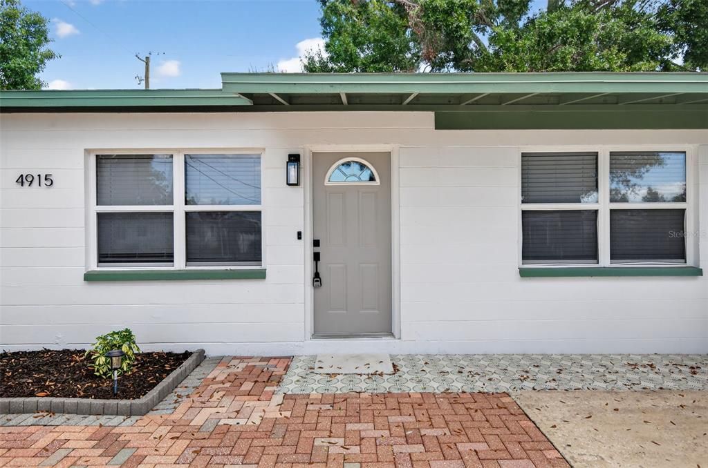 Activo con contrato: $369,900 (4 camas, 2 baños, 1596 Pies cuadrados)