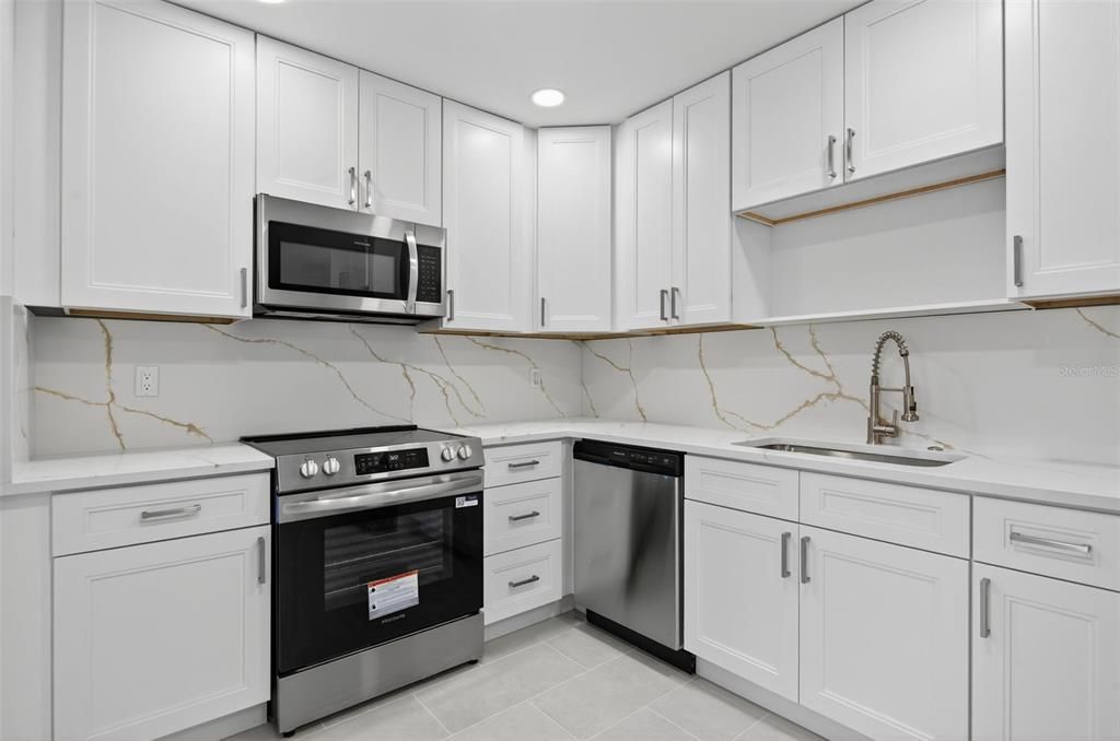 Activo con contrato: $369,900 (4 camas, 2 baños, 1596 Pies cuadrados)