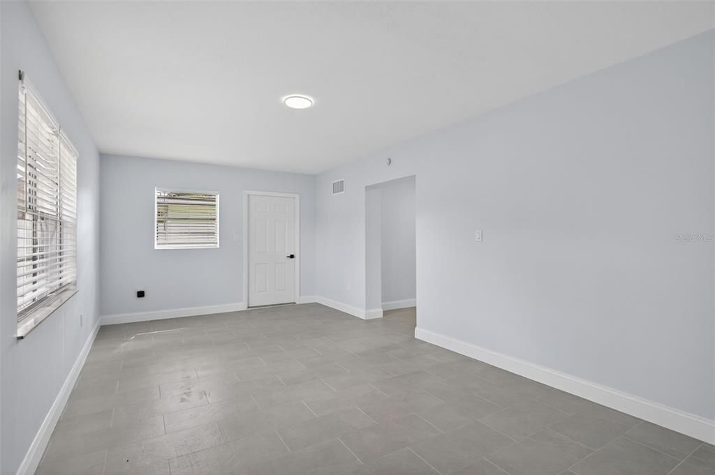 Activo con contrato: $369,900 (4 camas, 2 baños, 1596 Pies cuadrados)